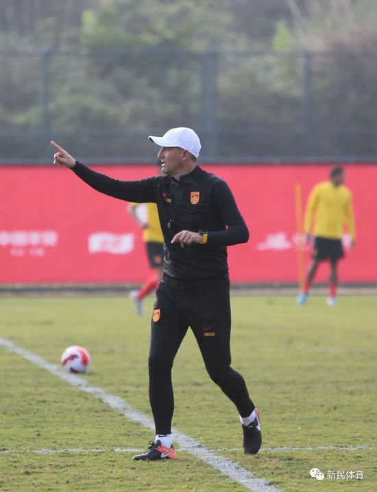 粉嫩白丝jk被啪国产在线